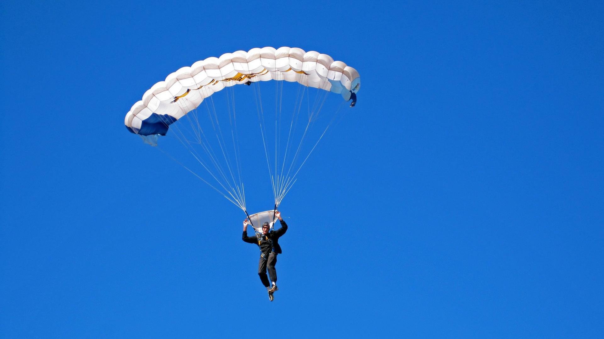 德国女子自行车队在团体追逐赛中获得铜牌,德国自行车比赛